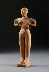 Dubbele bijlkop en twee beeldjes uit Knossos, laat Minoïsch, ca. 1500 v.Chr.
